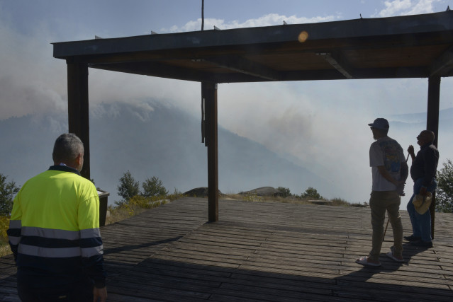 Varias personas observan el incendio desde el mirador de A Lampa en la aldea de Moura, a 19 de septiembre de 2025, en Nogueira de Ramuín, Ourense, Galicia (España).