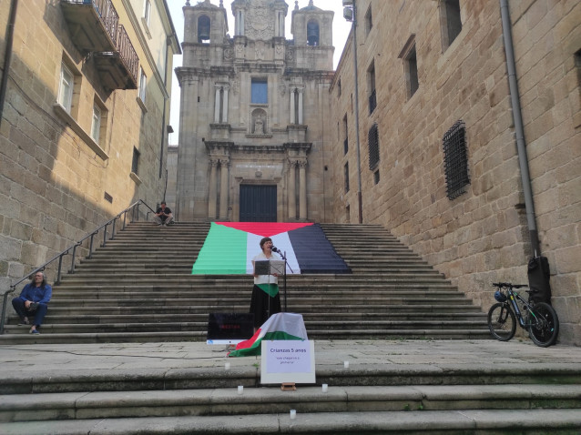 Una persona participa en la lectura de nombres de los más de 18.500 niños y niñas asesinadas en Gaza, a 19 de septiembre de 2025.