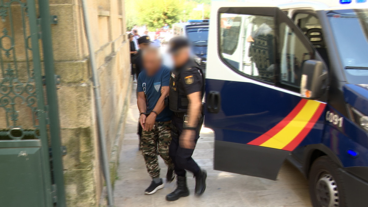 Uno de los detenidos en A Pobra entrando en el juzgado de Muros