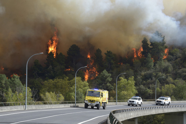Varios servicios de emergencia trabajan en la extinción del fuego, en las proximidades de O Bolo, a 19 de septiembre de 2025, Ourense, Galicia (España).