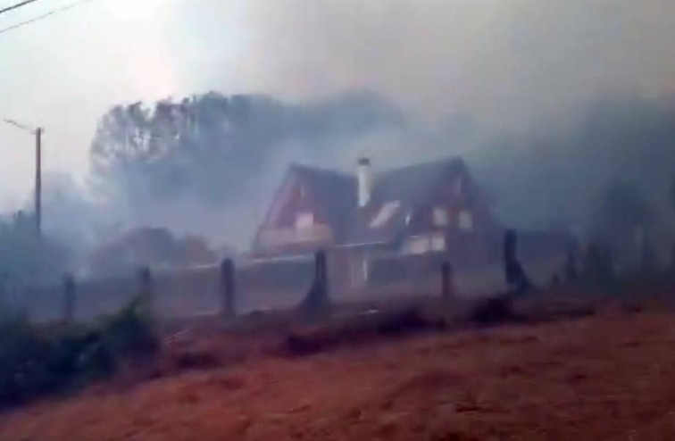 Las llamas alcanzan varias casas en el incendio de Pantón, donde el fuego alcanza los cañones del Sil