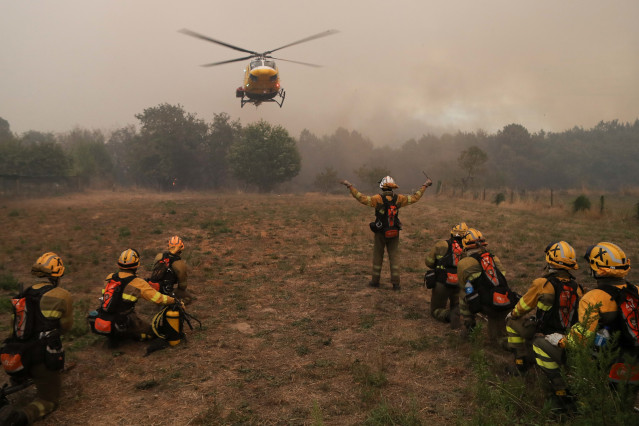 Varios bomberos forestales tratan de extinguir el fuego en Lornís, a 18 de septiembre de 2025, en Pantón, Lugo, Galicia (España).