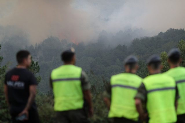Varias personas tratan de extinguir el fuego en Lornís, a 18 de septiembre de 2025, en Pantón, Lugo, Galicia (España).