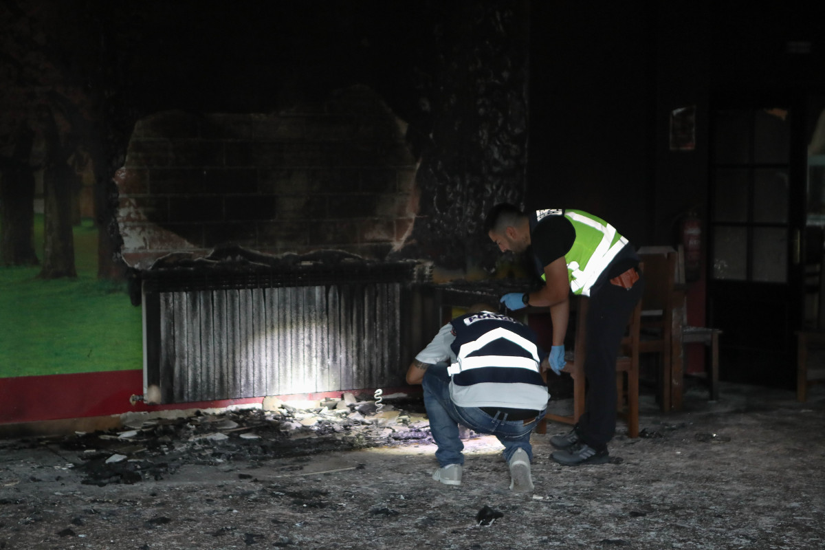 Agentes de la Policía Nacional trabajan en la investigación en el edificio que albergará el centro de la Xunta para menores migrantes, a 20 de septiembre de 2025, en Monforte de Lemos, Lugo, Galici