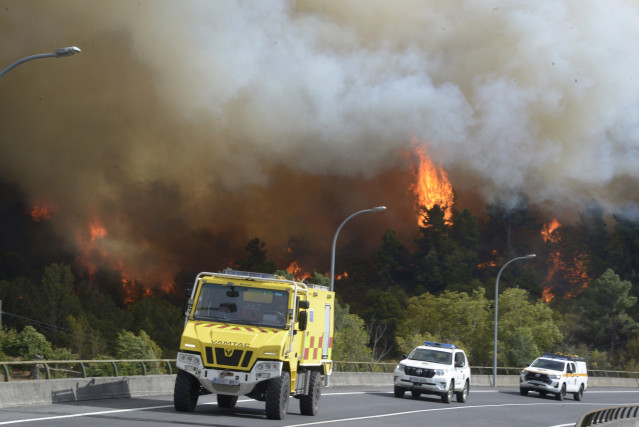 Varios servicios de emergencia trabajan en la extinción del fuego, en las proximidades de O Bolo, a 19 de septiembre de 2025, Ourense, Galicia (España).