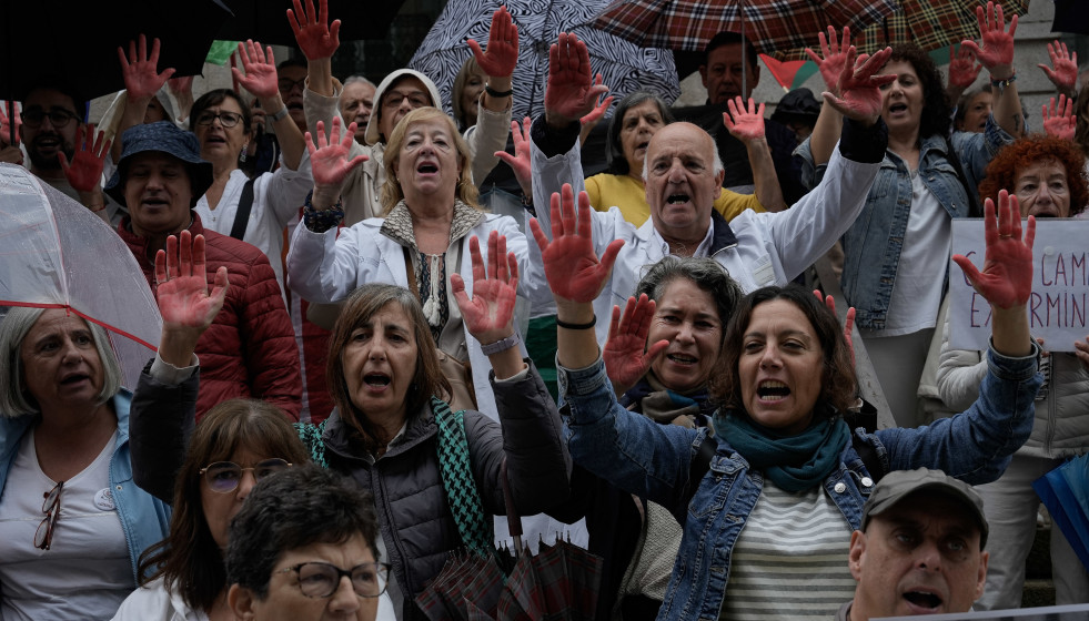 Decenas de manifestantes con las manos pintadas de rojo durante un homenaje al personal sanitario que trabaja en Gaza, frente al Museo de Arte Contemporáneo (MARCO), a 20 de septiembre de 2025, en Vi