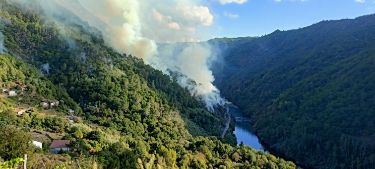 (VÍDEO) Declaran extinguido el incendio de O Bolo, pero se inicia uno en Lobios, en la Serra do Xurés