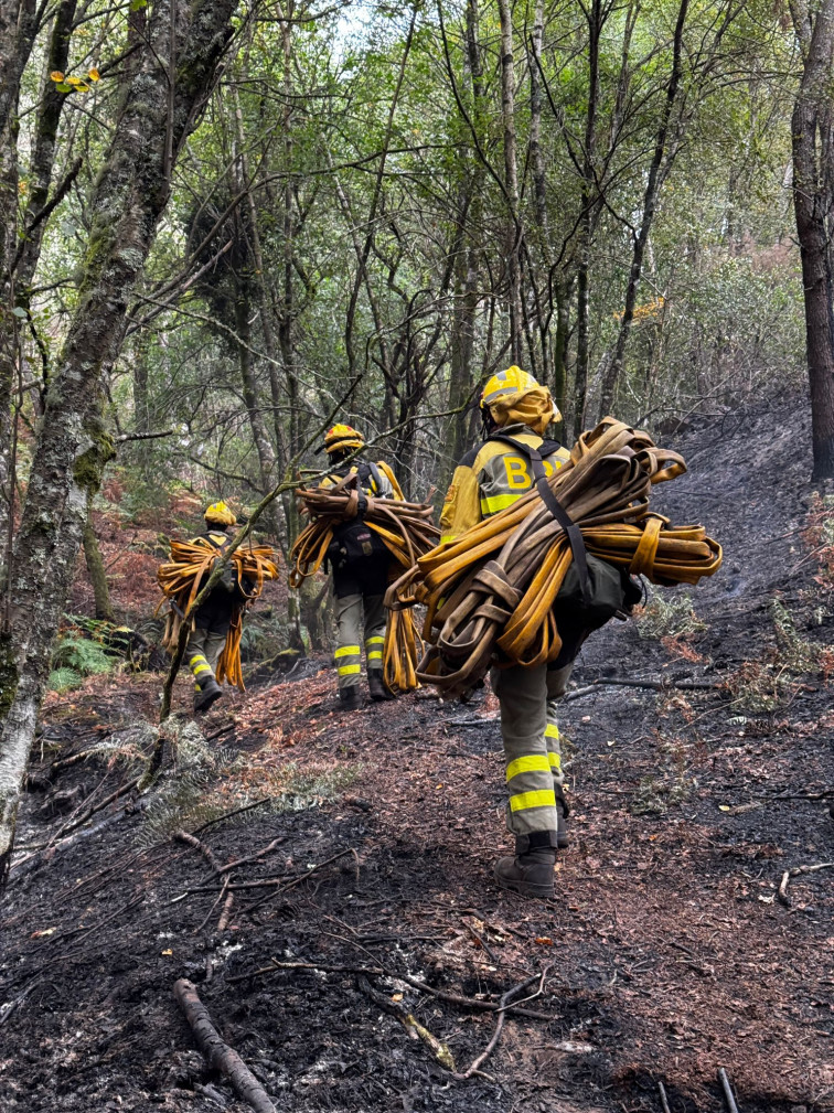 El fuego de Pantón, el único activo en Galicia tras estabilizar los incendios de Lobios y A Fosagrada