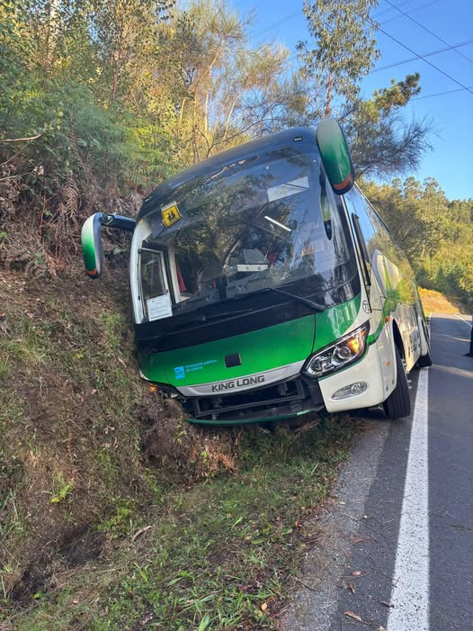 Autobu00fas siniestrado en Ponteareas en una imagen publicada por Galicia x Diante en Facebook