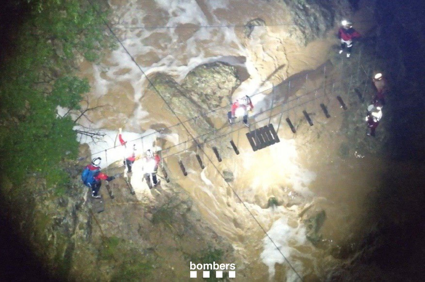 Bombers continúa con la búsqueda de una persona en Sant Quintí de Mediona (Barcelona)