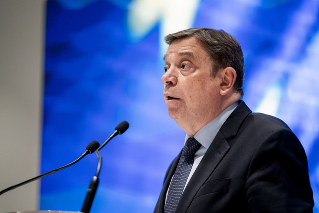 Archivo - El ministro de Agricultura, Pesca y Alimentación, Luis Planas, durante una rueda de prensa para informar sobre la aplicación en España de las medidas acordadas en el último Consejo de Ministros de Agricultura de la Unión Europea (UE).