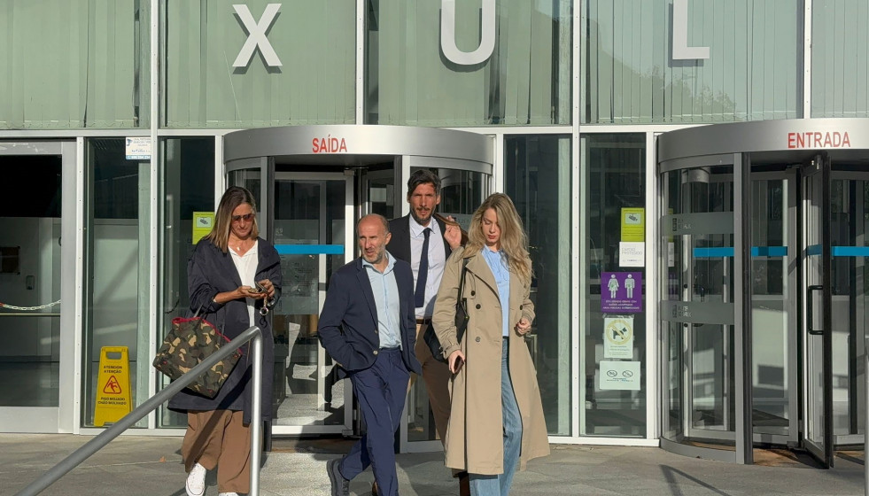 El alcalde de Ourense, Gonzalo Pérez Jácome, acompañado de su abogado y de la concejala de Dinamización y Política Social, Noa Rouco, a la salida del juzgado después de haber sido citado a decla