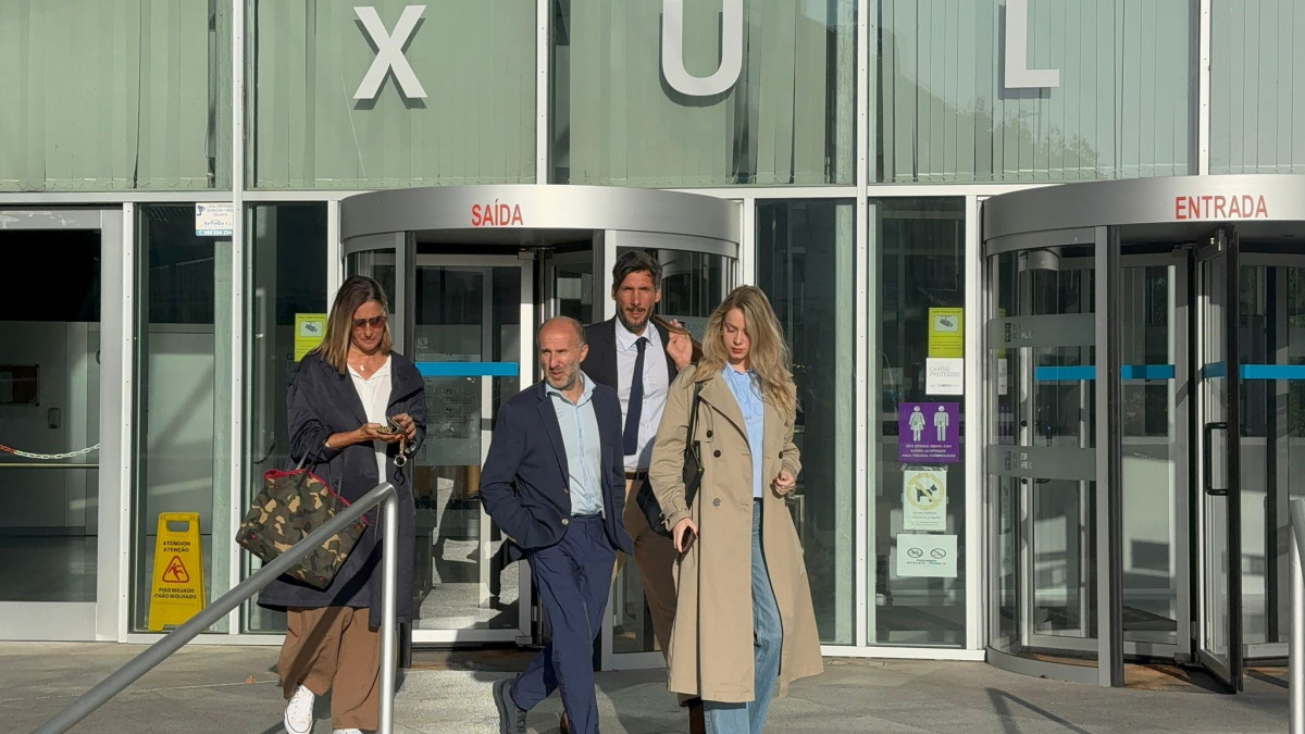 El alcalde de Ourense, Gonzalo Pérez Jácome, acompañado de su abogado y de la concejala de Dinamización y Política Social, Noa Rouco, a la salida del juzgado después de haber sido citado a decla