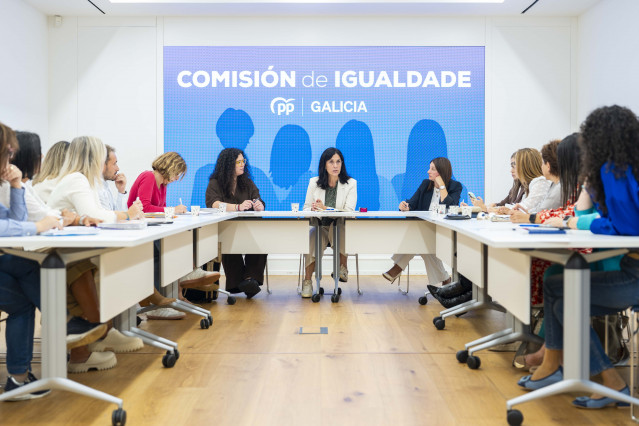 La secretaria xeral del PPdeG, Paula Prado, preside la reunión de la comisión de igualdad del partido, en Santiago.