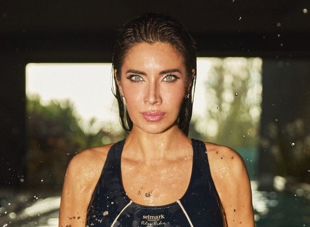 Pilar Rubio con el bau00f1ador que diseu00f1u00f3 para Selmark