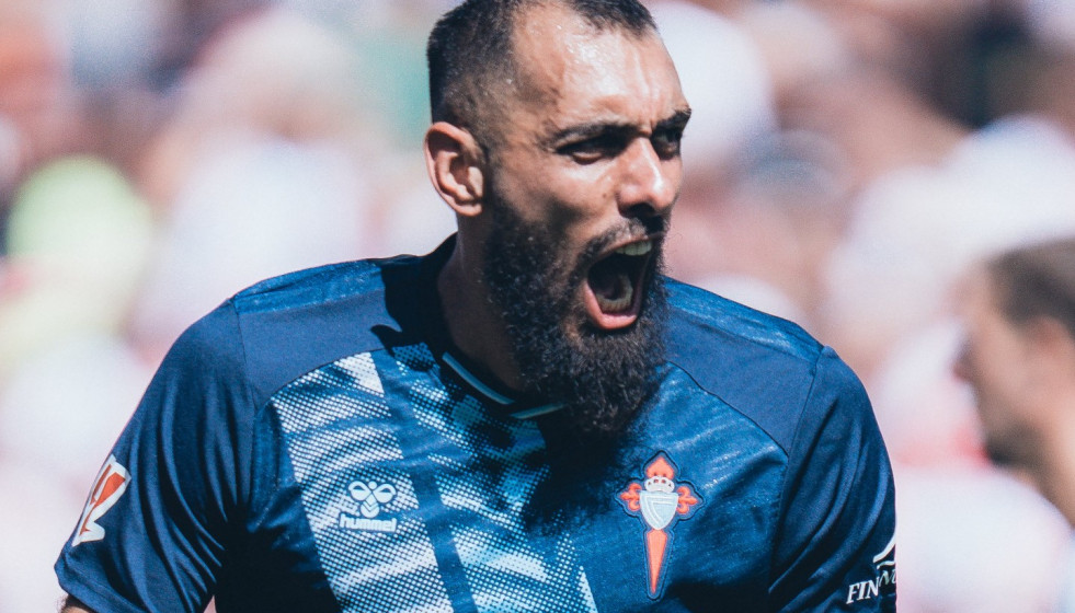 Borja Iglesias celebra su gol en Vallecas