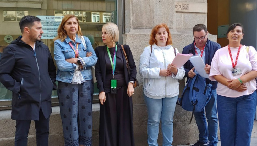 Entrega de firmas contra el cierre del centro de salud de Coia