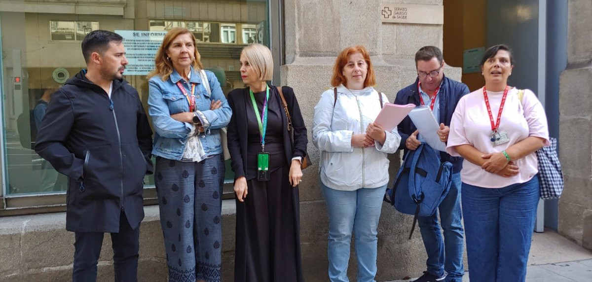 Entrega de firmas contra el cierre del centro de salud de Coia