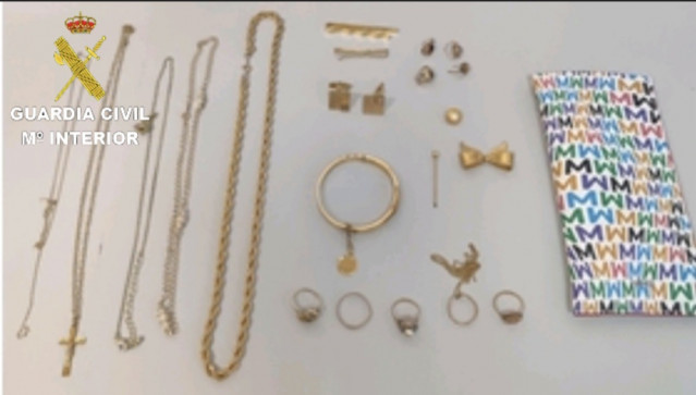 Investigado un vecino de Moaña (Pontevedra) por el hurto de joyas valoradas en más de 3.000 euros.
