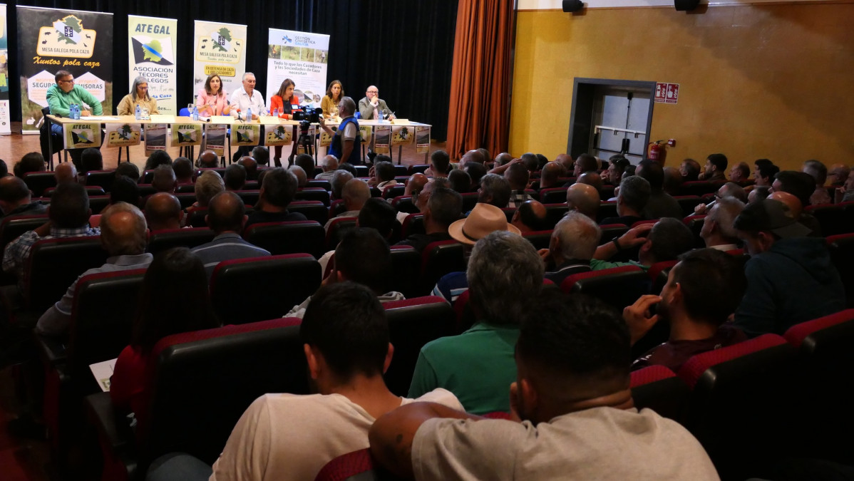 Reuniu00f3n en O Bolo de la conselleira de Medio Ambiente con cazadores para presentarles las ayudas de la Xunta en una foto de Mesa Galega de Caza Facebook
