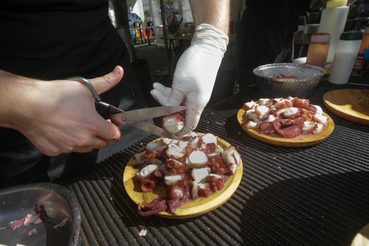 Archivo - Un 'pulpeiro' corta pulpo en un puesto de la Praza de Campo Castelo, en el Domingo das Mozas, uno de los días grandes de las Fiestas de San Froilán, a 10 de octubre de 2021, en Lugo, Galic