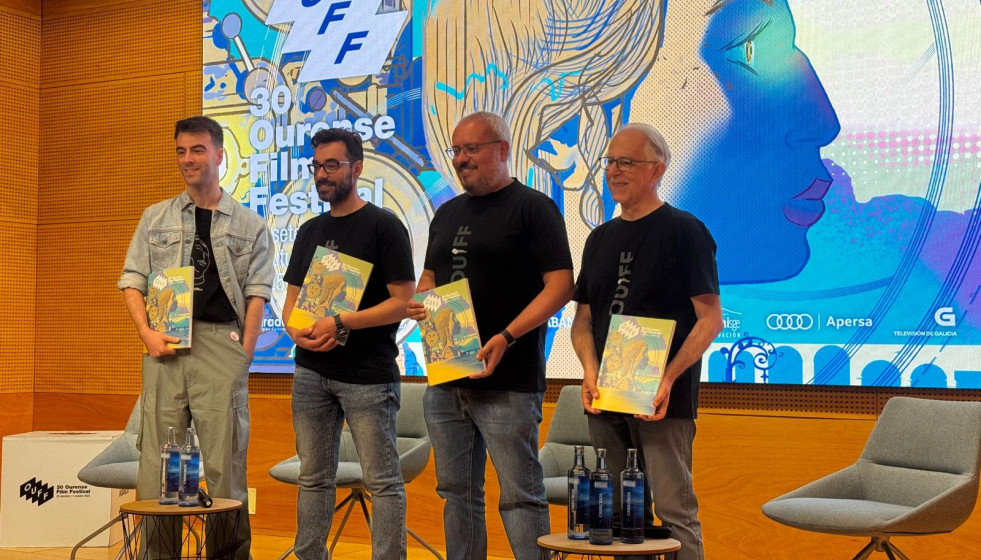 El programador del OUFF, Alberto González, su director, Óscar Doviso, su asesor, César Silva, y el vicepresidente segundo de la Diputación de Ourense, César Fernández, presentan la programación