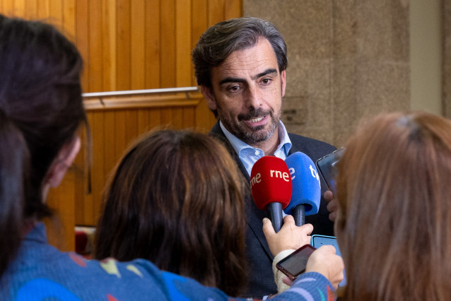 Diego Calvo realiza declaraciones a los medios en los pasillos de la Cámara.