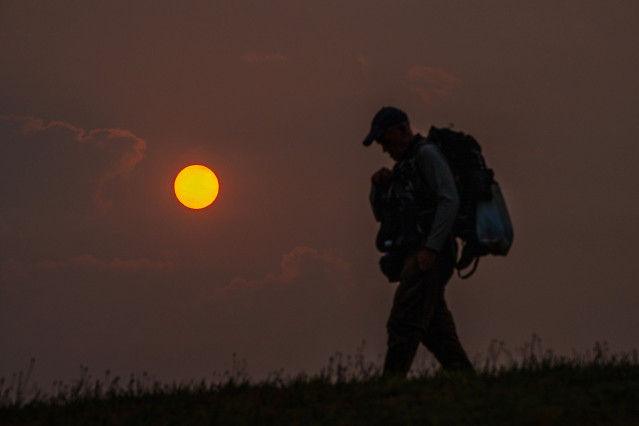 Archivo - Un peregrino camina durante la salida del sol en el Monte do Gozo, a 19 de septiembre de 2024, en Santiago de Compostela, A Coruña, Galicia.