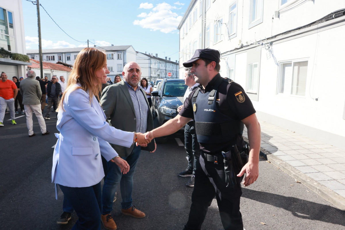 La representante de Vox saluda a la Policu00eda Nacional que vigilu00f3 su alucuciu00f3n en Monforte en una foto de la cuenta de X de Pu00e9rez Mou00f1ino