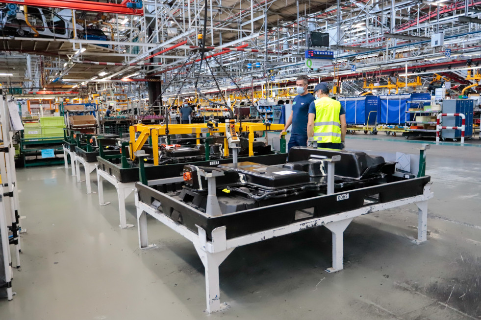 Archivo - Varios operarios trabajan en la sede de Stellantis, el día que la vicepresidenta primera del Gobierno y ministra de Asuntos Económicos y Transformación Digital, ha visitado la fábrica, a