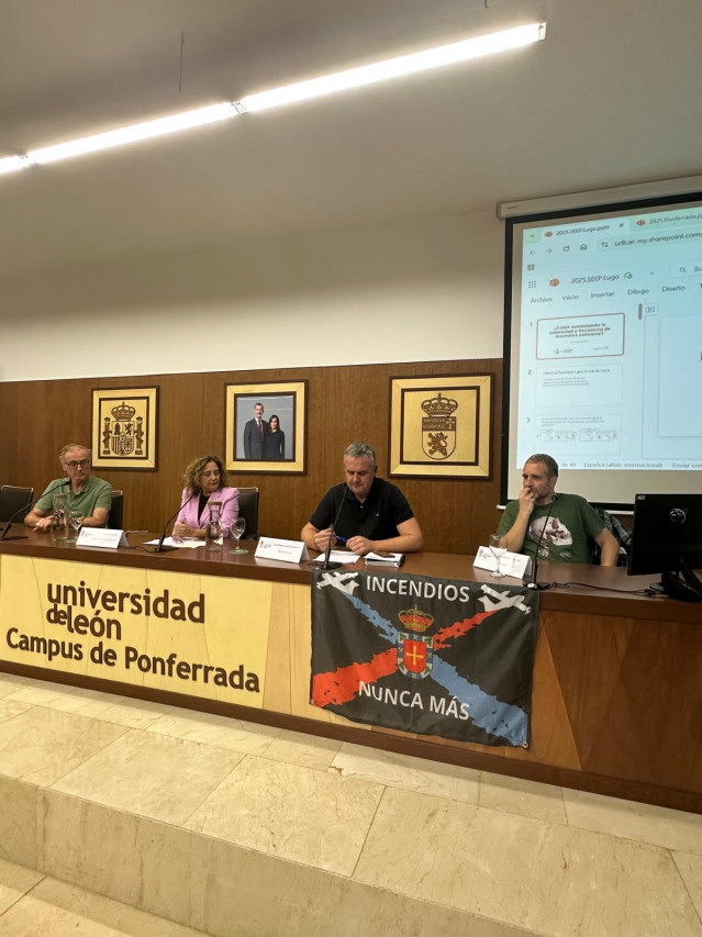 Jornadas sobre formación y prevención de incendios celebradas en el Campus de Ponferrada de la ULE, en las que ha participado, entre otros, el catedrático Víctor Resco (derecha).