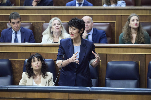 La ministra de Inclusión, Seguridad Social y Migraciones, Elma Saiz, interviene durante una sesión de control en el Gobierno, en el Congreso de los Diputados, a 24 de septiembre de 2025, en Madrid.