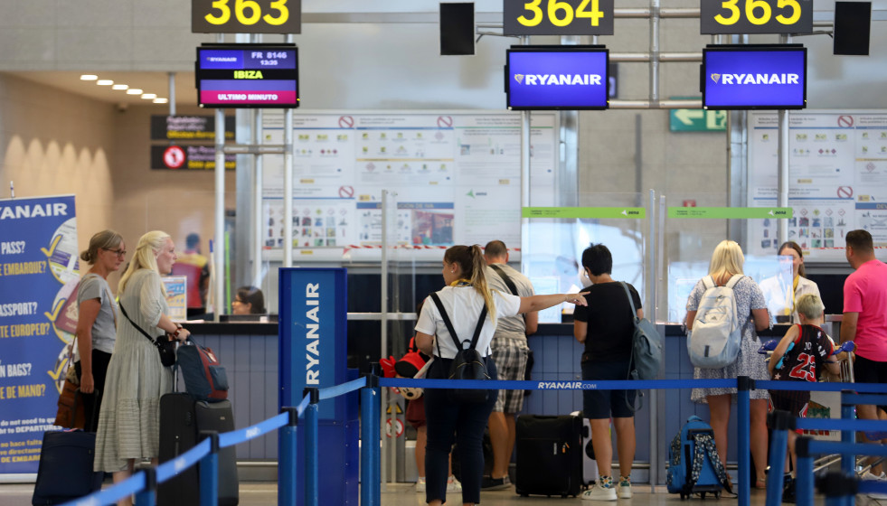 Archivo - Cientos de turistas hacen colas en los puestos de embarque de Ryanair, en el Aeropuerto Costa del Sol.