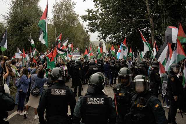 Decenas de personas durante una concentración contra la participación de Israel en la Vuelta Ciclista de España, en el Alto de San Cosme en Mos, a 9 de septiembre de 2025, en Pontevedra, Galicia (España).