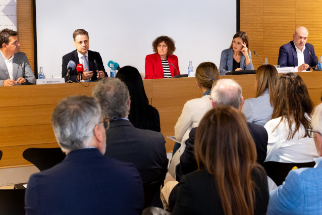 Coloquio sobre los aeropuertos de la Eurorregión Galicia-Norte de Portugal, organizado por el Club Financiero de Santiago.