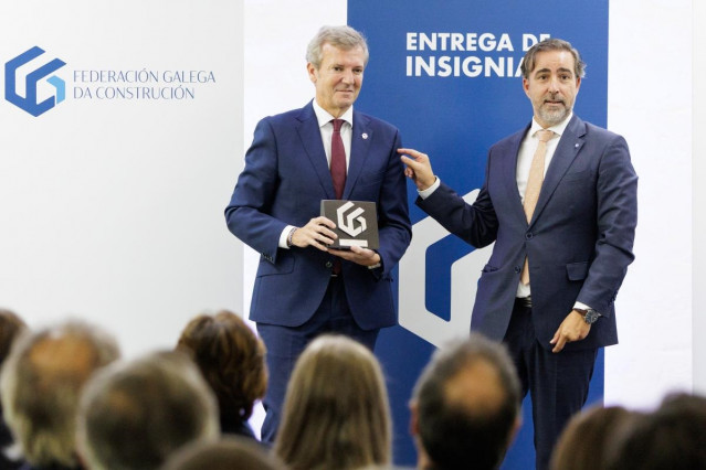 El presidente de la Xunta, Alfonso Rueda, en la entrega de la Insignia de Honor de la Federación Galega da Construción