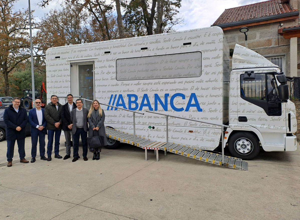 Oficina mu00f3vil de Abanca en una parada en Ou00edmbra