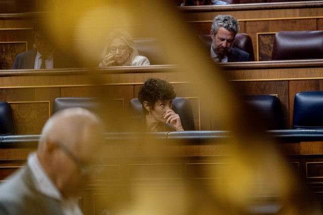 La ministra de Inclusión, Seguridad Social y Migraciones, Elma Saiz (c), durante una sesión de control en el Gobierno, en el Congreso de los Diputados, a 24 de septiembre de 2025, en Madrid (España). La ausencia del presidente del Gobierno, quien se encue