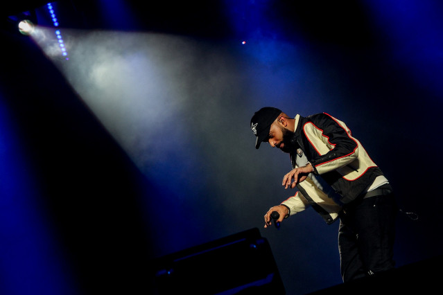 Archivo - El cantante Eladio Carrión durante una actuación