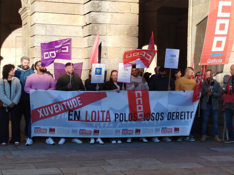 Trabajadores de Ryanair en Santiago se manifiestan delante del Concello contra el ERE