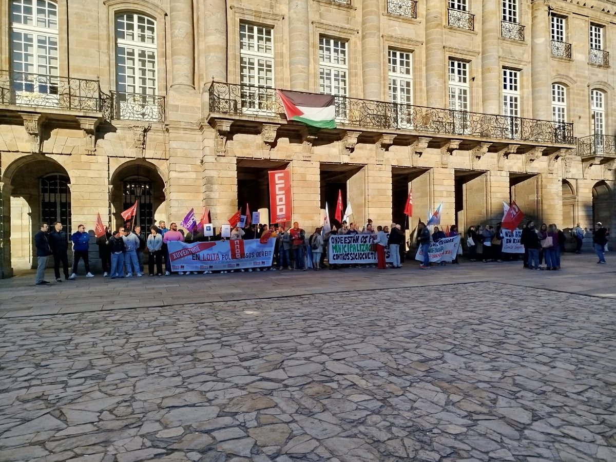 La protesta frente al Pazo de Raxoi contra el cierre de Ryanair coincidiu00f3 con las movilizaciones de los trabajadores de los centros socioculturales
