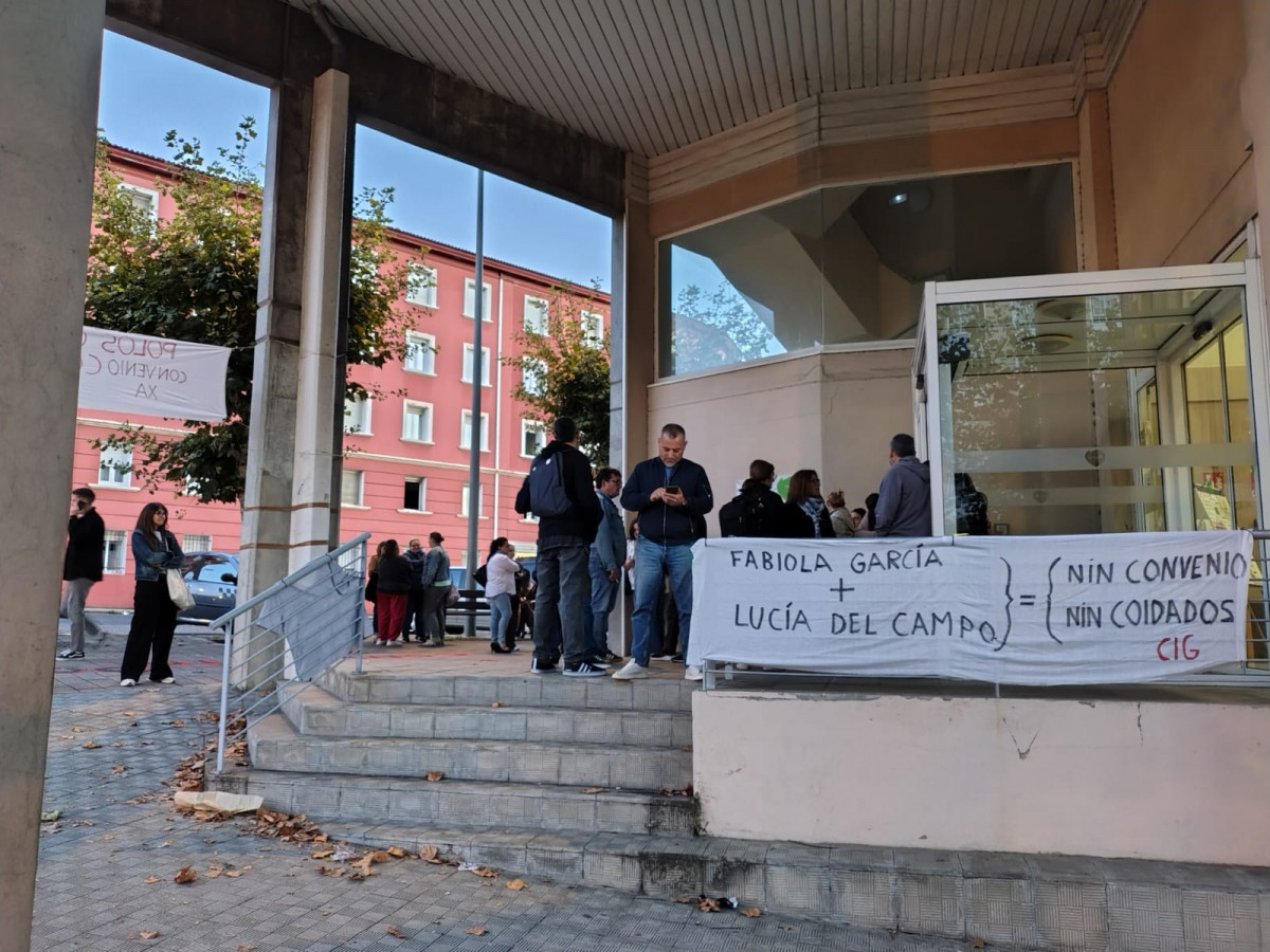 Protesta delante de la sede de la Xunta de Ferrol durante el conflicto de las residencias