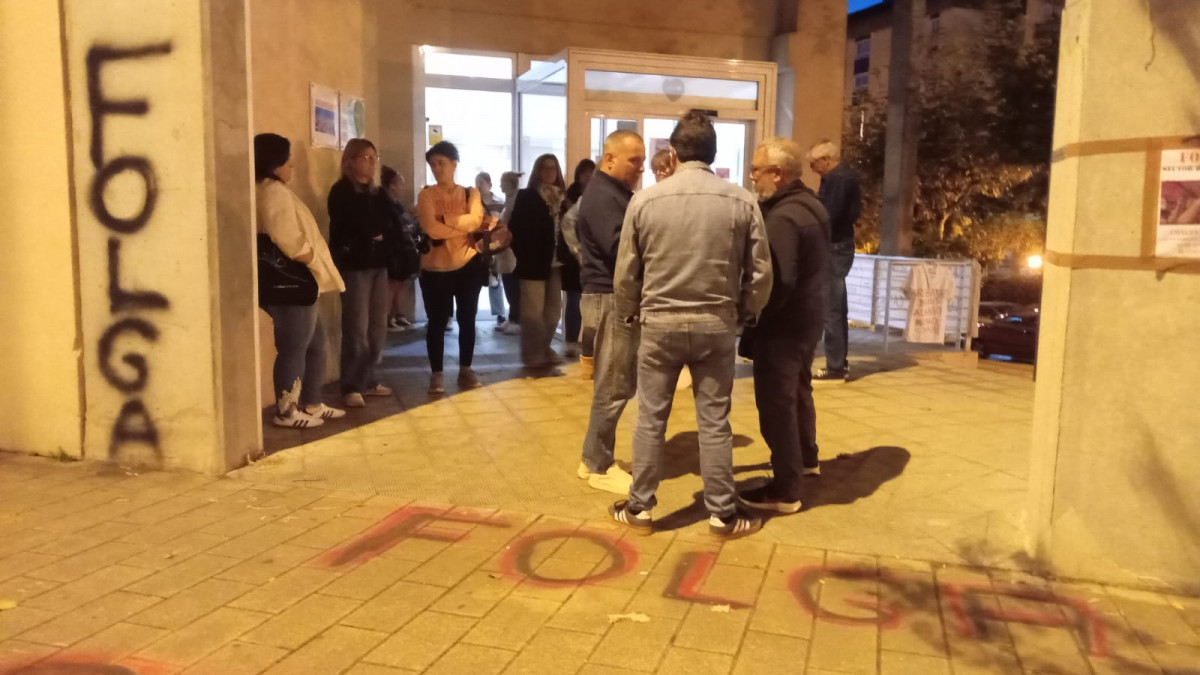 Piquetes informativos delante de Domus Vi Ferrol