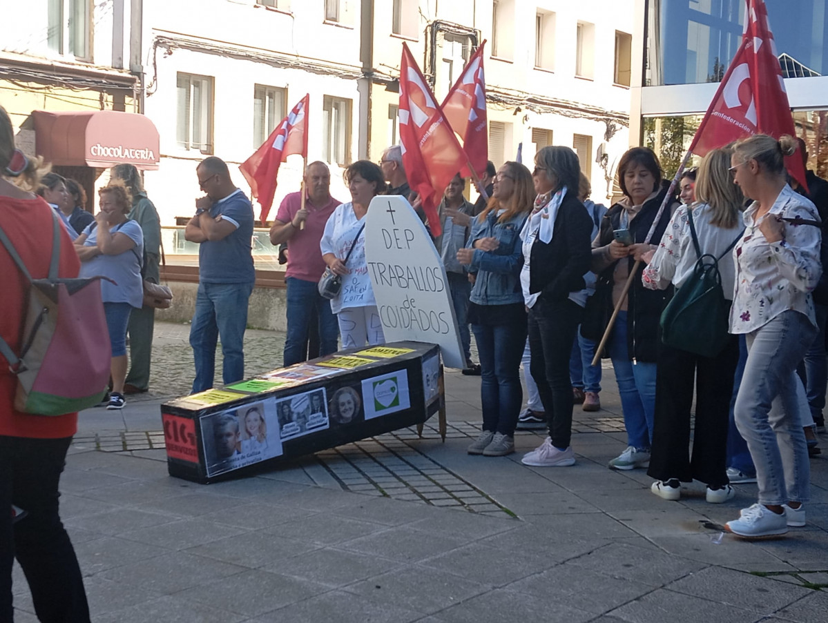 Trabajadoras delante de la sede de la Xunta de Ferrol durante el conflicto de las residencias
