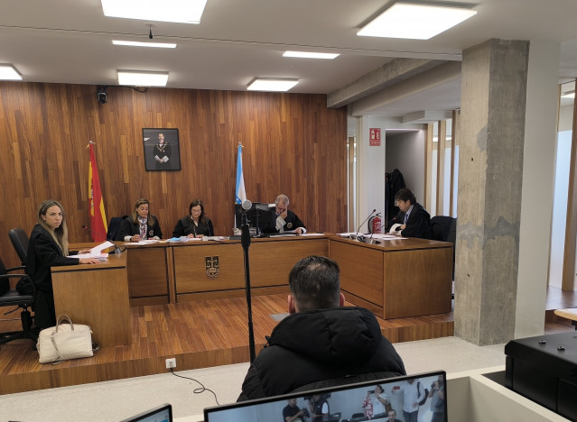 El acusado de arrojar cocaína sobre dos policías locales en un hotel de Vigo acepta 3 años de cárcel por tráfico de drogas y resistencia, y quedará en libertad provisional