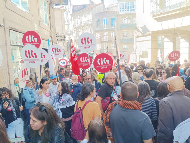 Salida de la manifestación en la jornada de huelga de profesores en Galicia