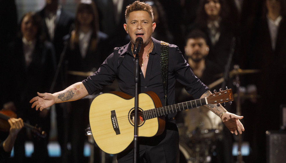 Archivo - El cantante Alejandro Sanz durante la gala de entrega de la 39º edición de los Premios Goya, en el Palacio de Exposiciones y Congresos de Granada, a 8 de febrero de 2025, en Granada, Andal
