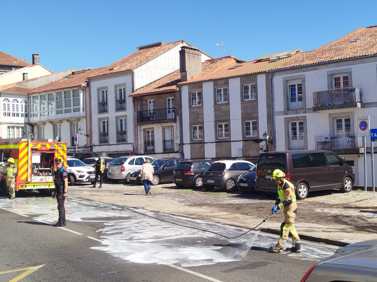 Autobús urbano pierde gasoil en San Roque provocando un gran atasco en Santiago
