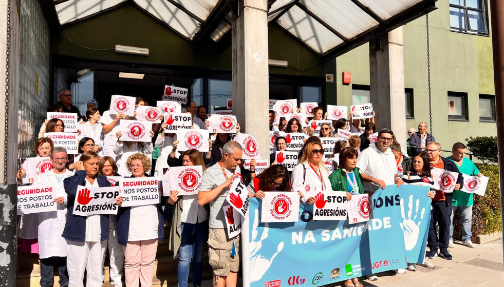 Concentración en Cee en condena de la agresión a un administrativo