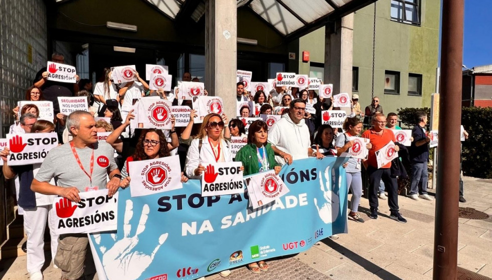 Concentración ante el centro de salud de Carballo